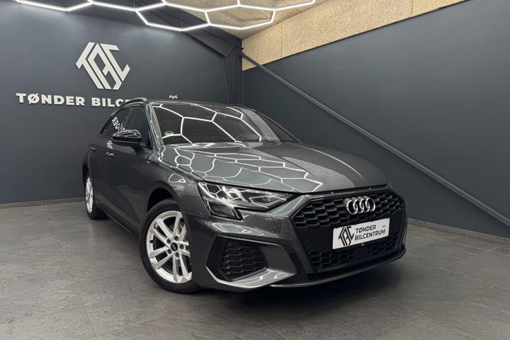 Grå Audi A3 fra 2023 set udefra