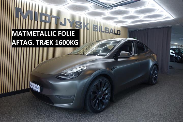 Grå Tesla Model Y fra 2022