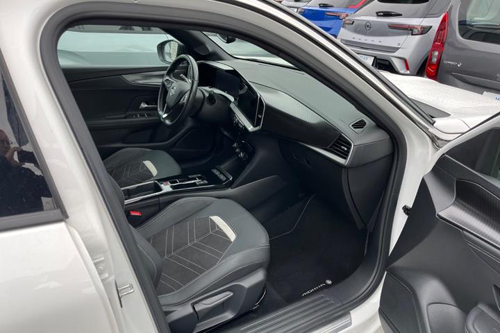 Hvid Opel Mokka-e fra 2024