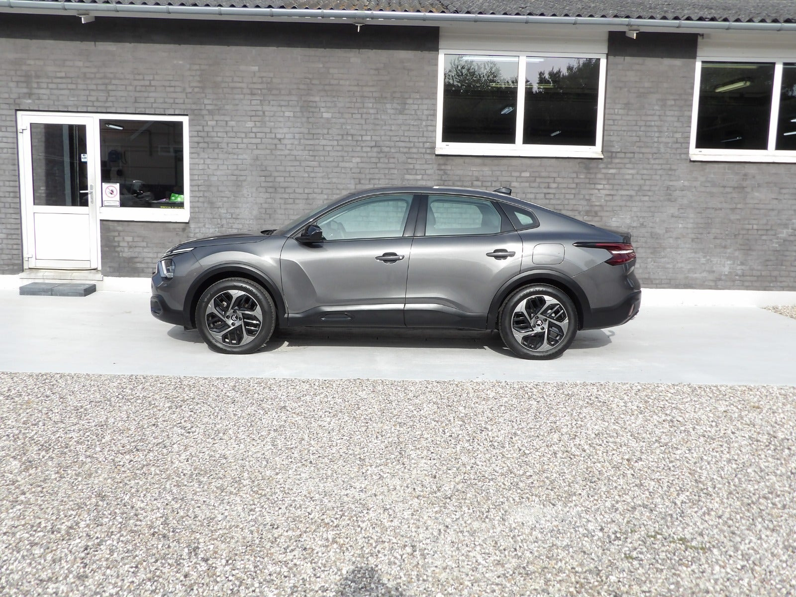 Grå Citroën C4 X fra 2024