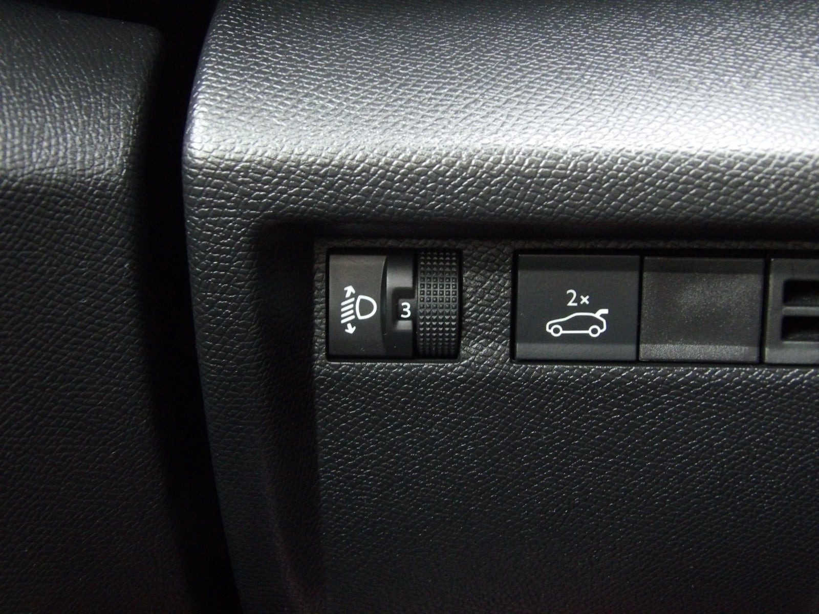 Grå Citroën C4 X fra 2024