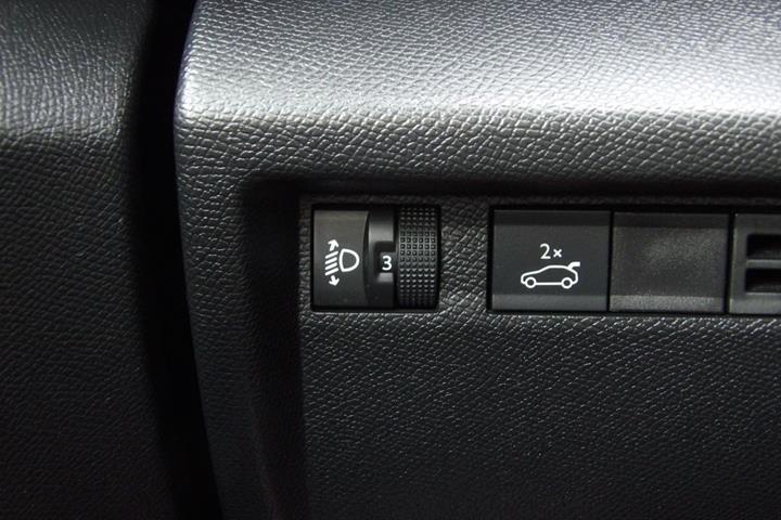 Grå Citroën C4 X fra 2024