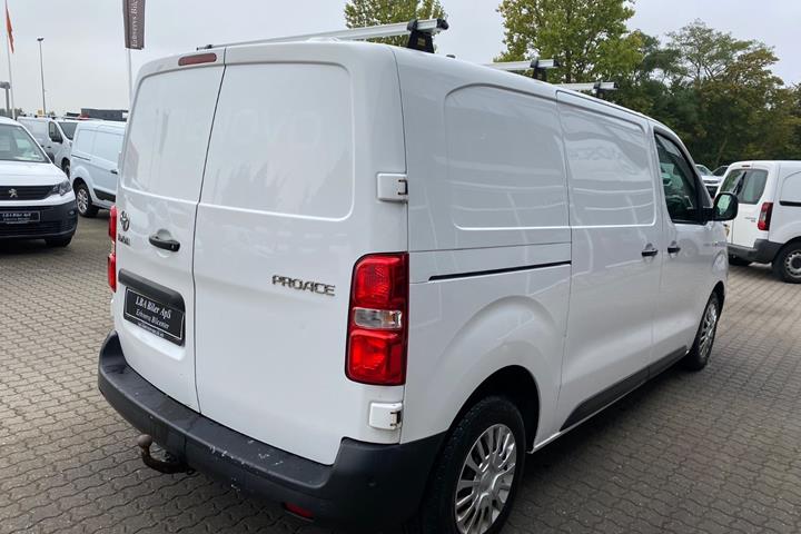 Hvid Toyota ProAce fra 2021