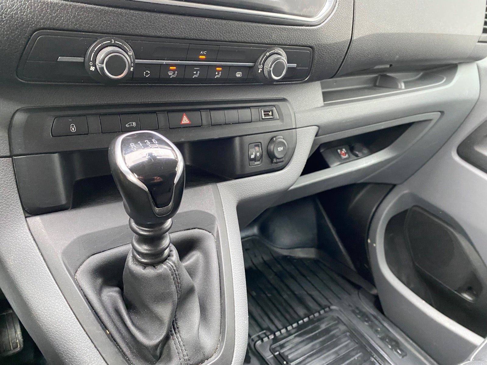 Hvid Toyota ProAce fra 2021