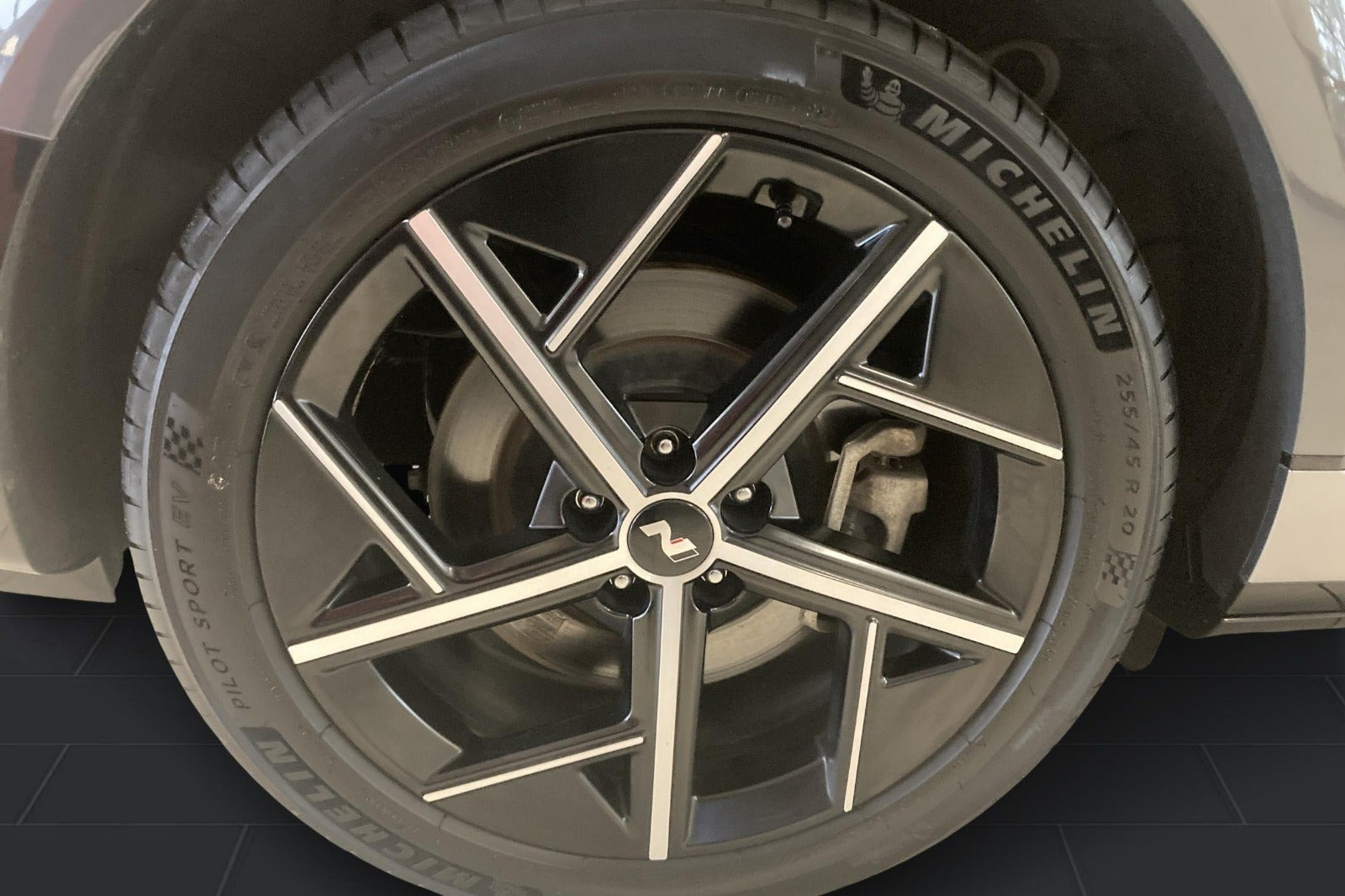 Grå Hyundai Ioniq 5 fra 2025