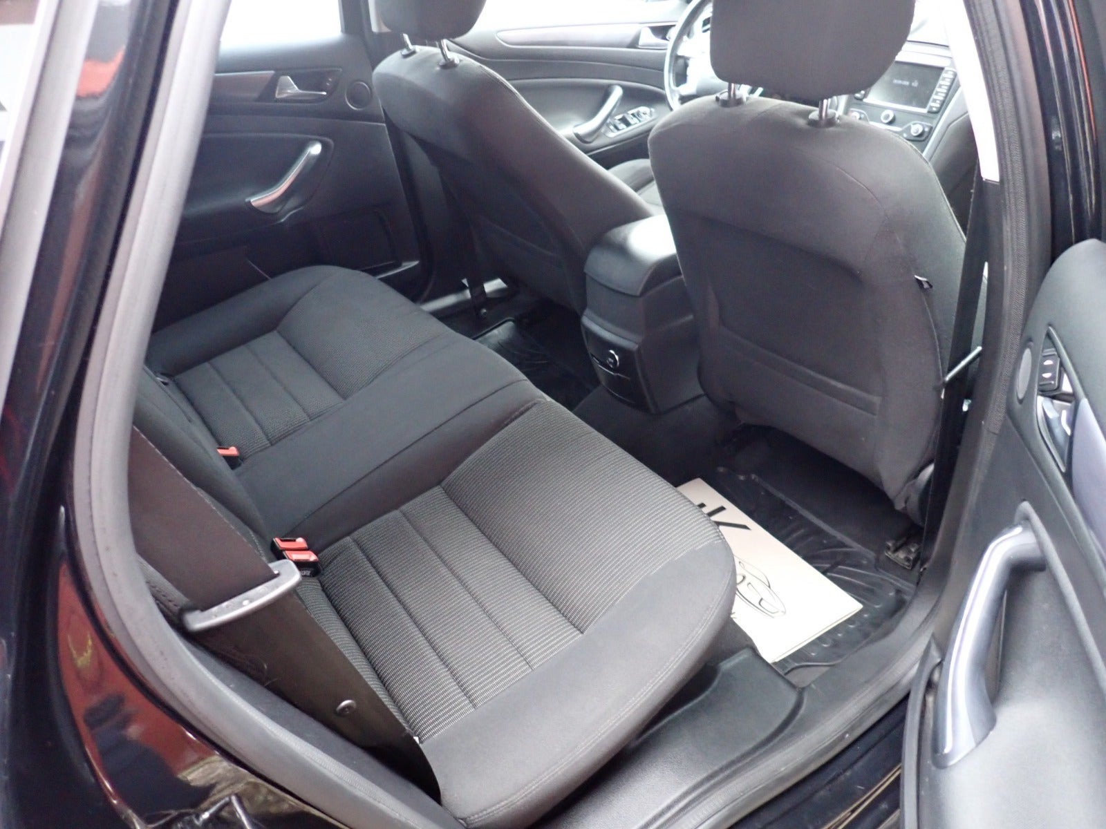 Sort Ford Mondeo fra 2014