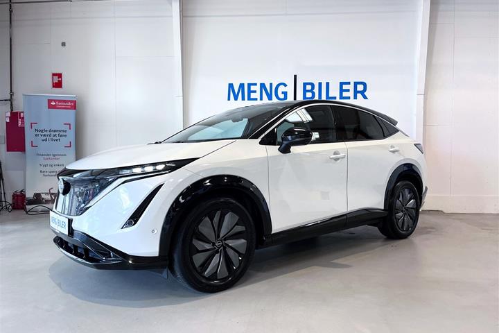 Hvid Nissan Ariya fra 2023 set udefra