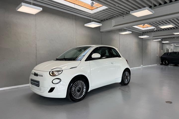 Hvid Fiat 500e fra 2023