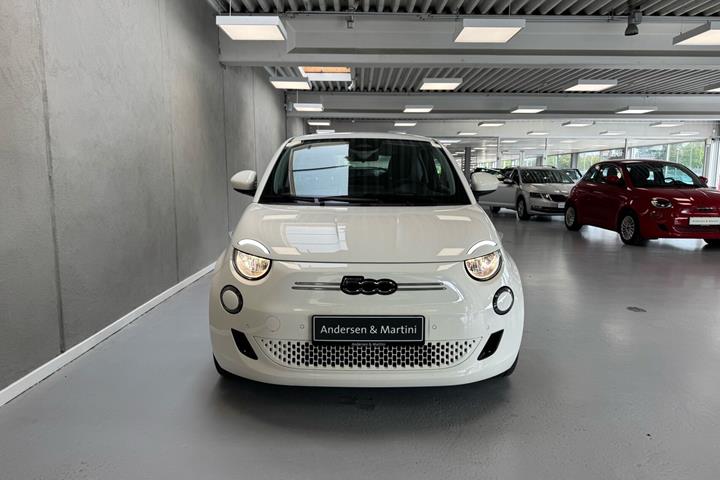Hvid Fiat 500e fra 2023