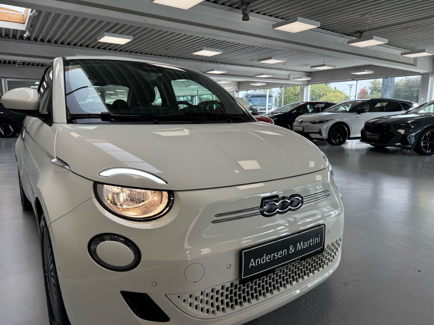 Hvid Fiat 500e fra 2023