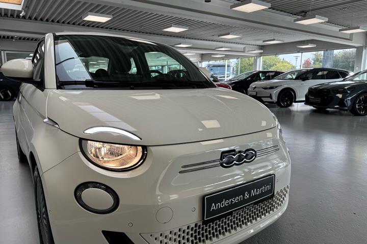 Hvid Fiat 500e fra 2023