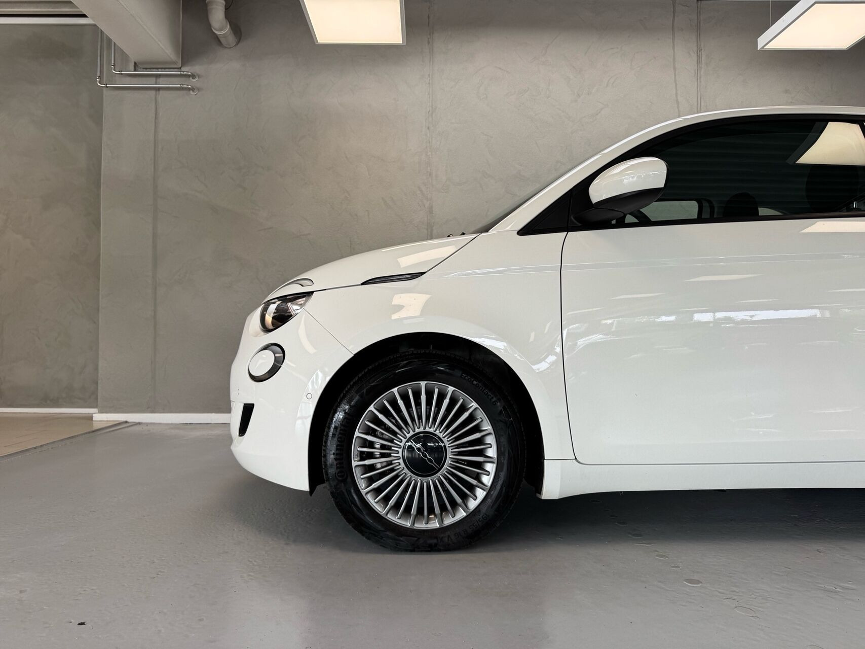 Hvid Fiat 500e fra 2023