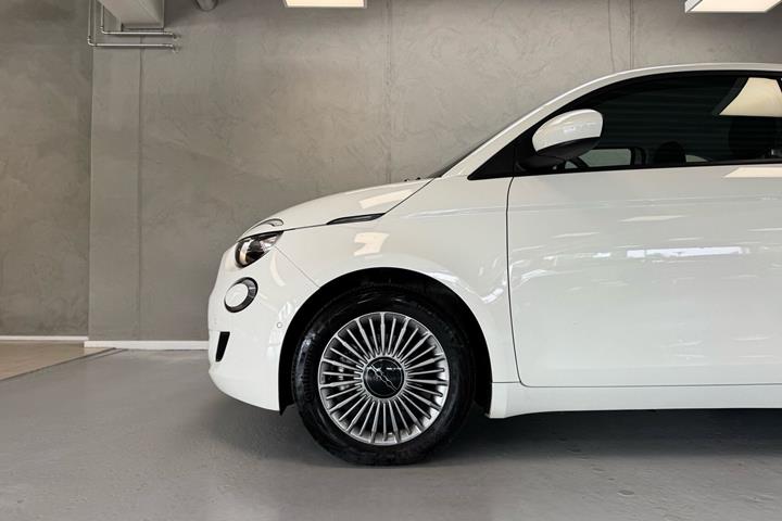 Hvid Fiat 500e fra 2023