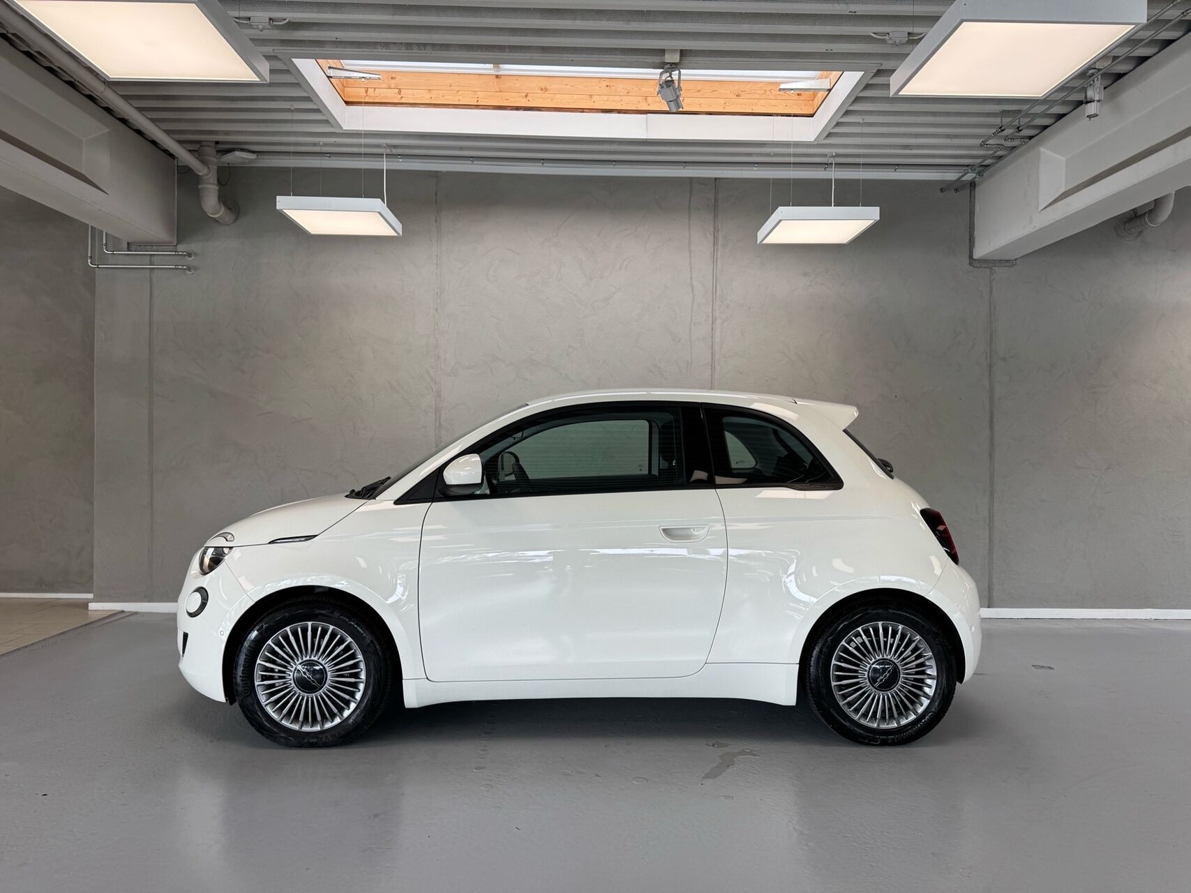 Hvid Fiat 500e fra 2023