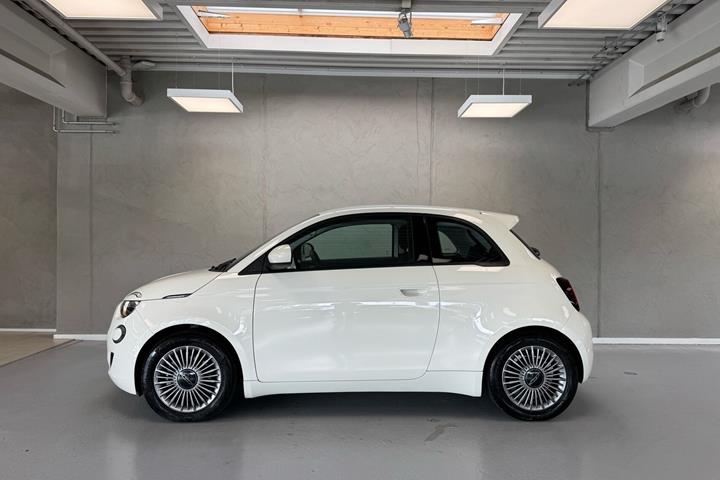 Hvid Fiat 500e fra 2023