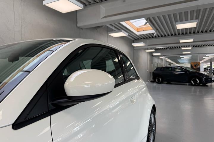Hvid Fiat 500e fra 2023