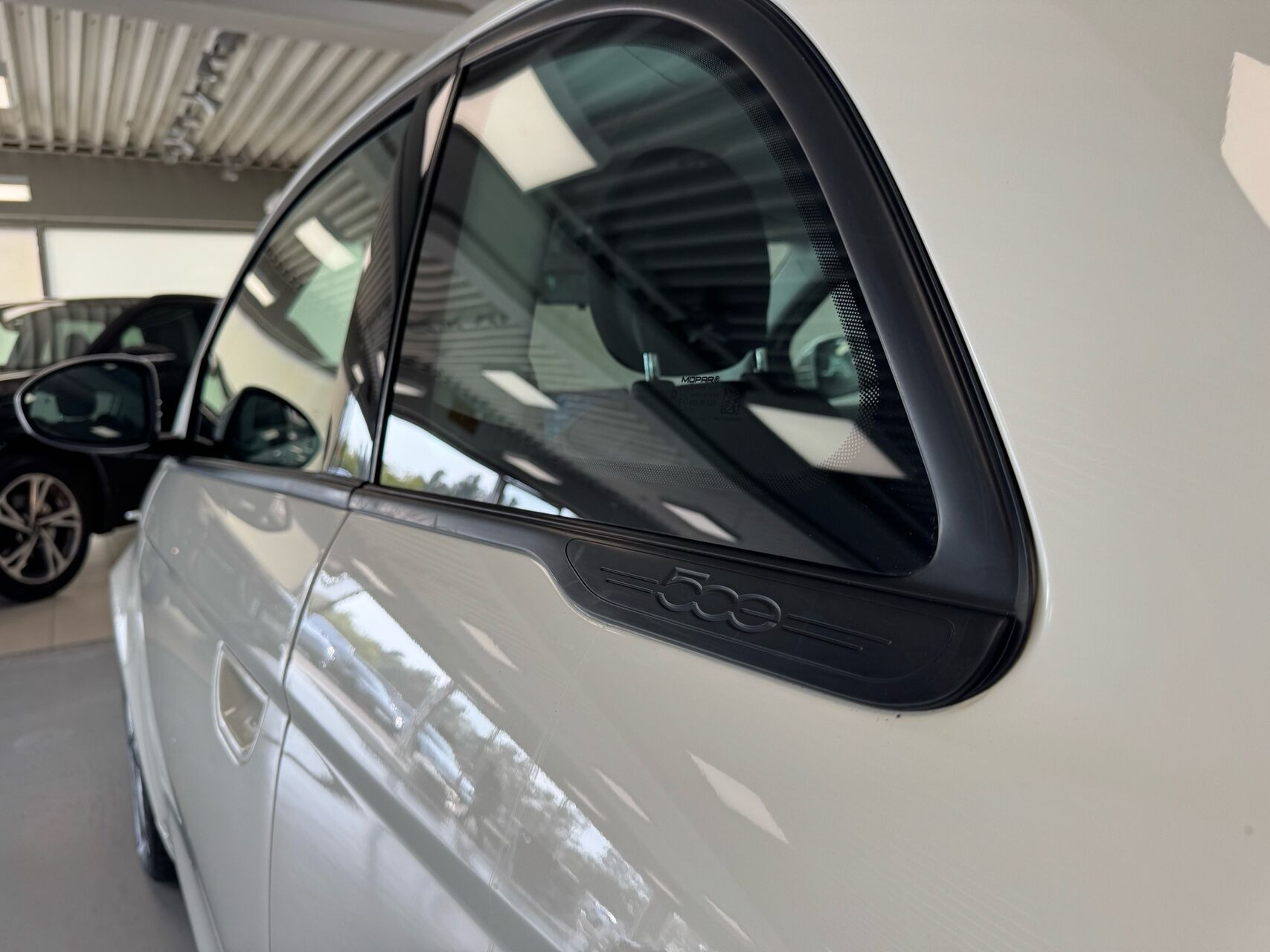 Hvid Fiat 500e fra 2023