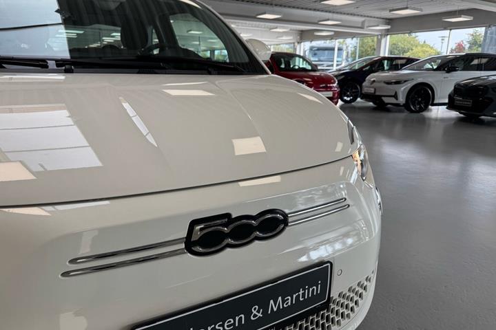 Hvid Fiat 500e fra 2023