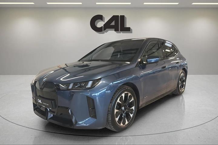 Blå BMW iX fra 2025