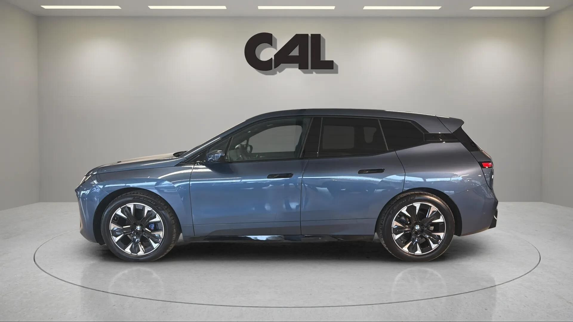 Blå BMW iX fra 2025