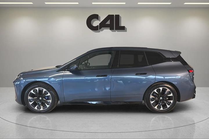 Blå BMW iX fra 2025