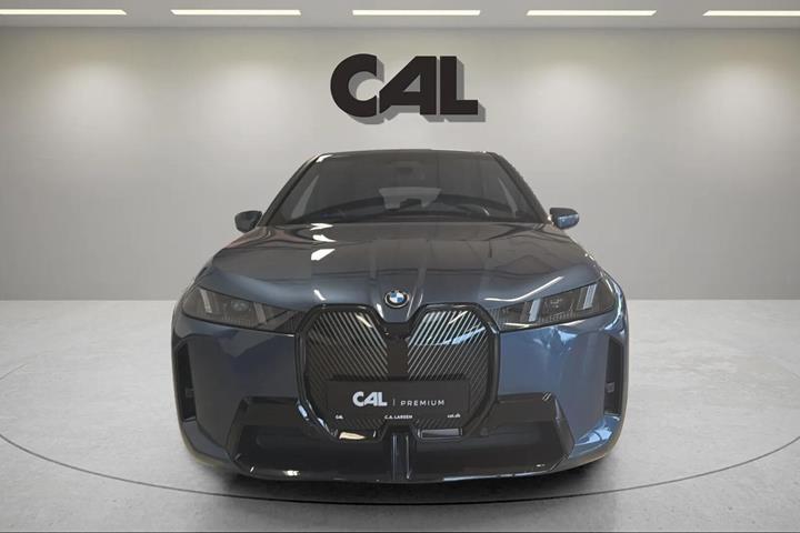 Blå BMW iX fra 2025