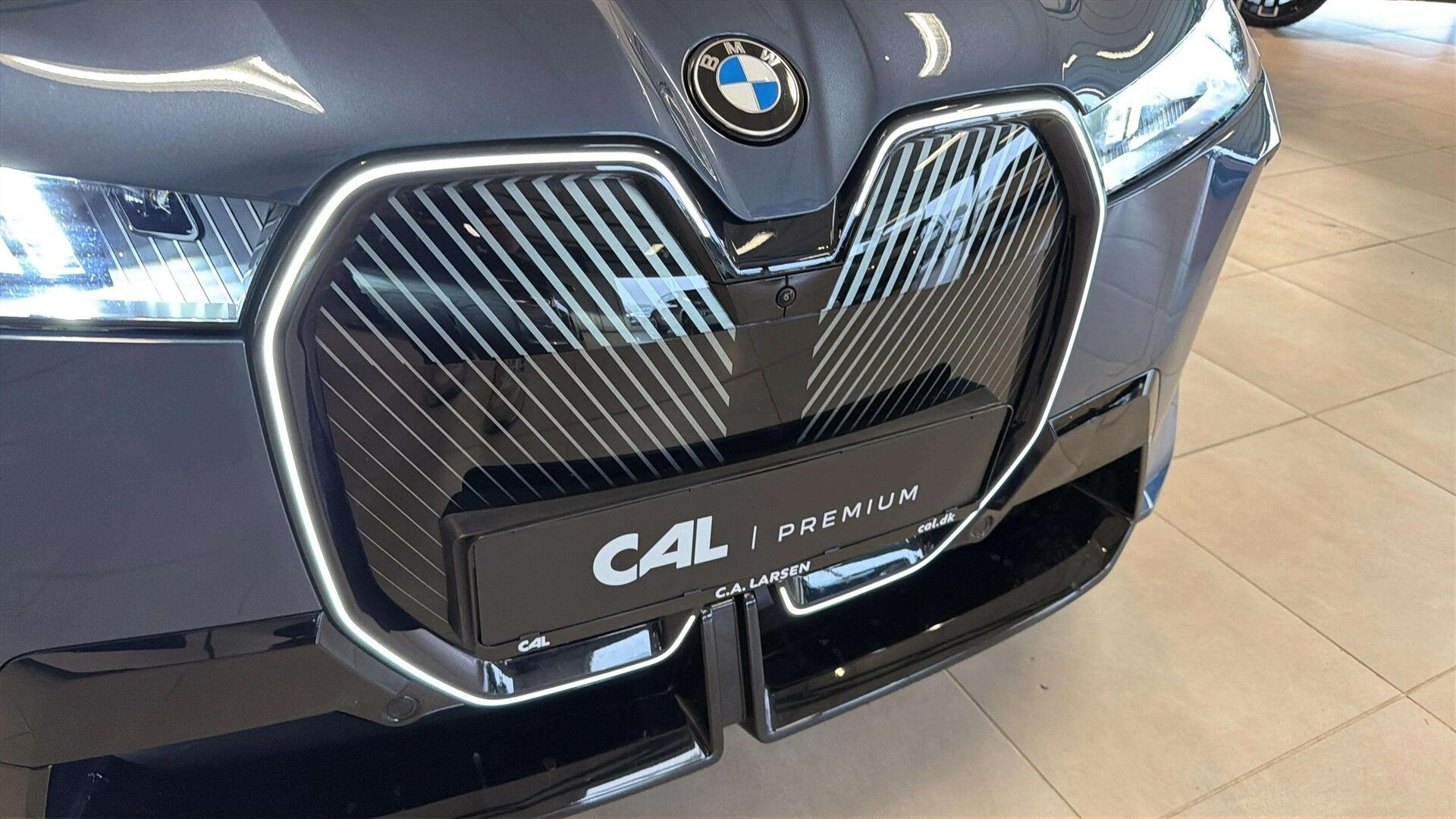 Blå BMW iX fra 2025