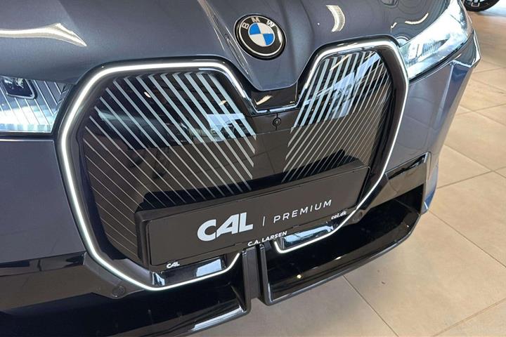 Blå BMW iX fra 2025
