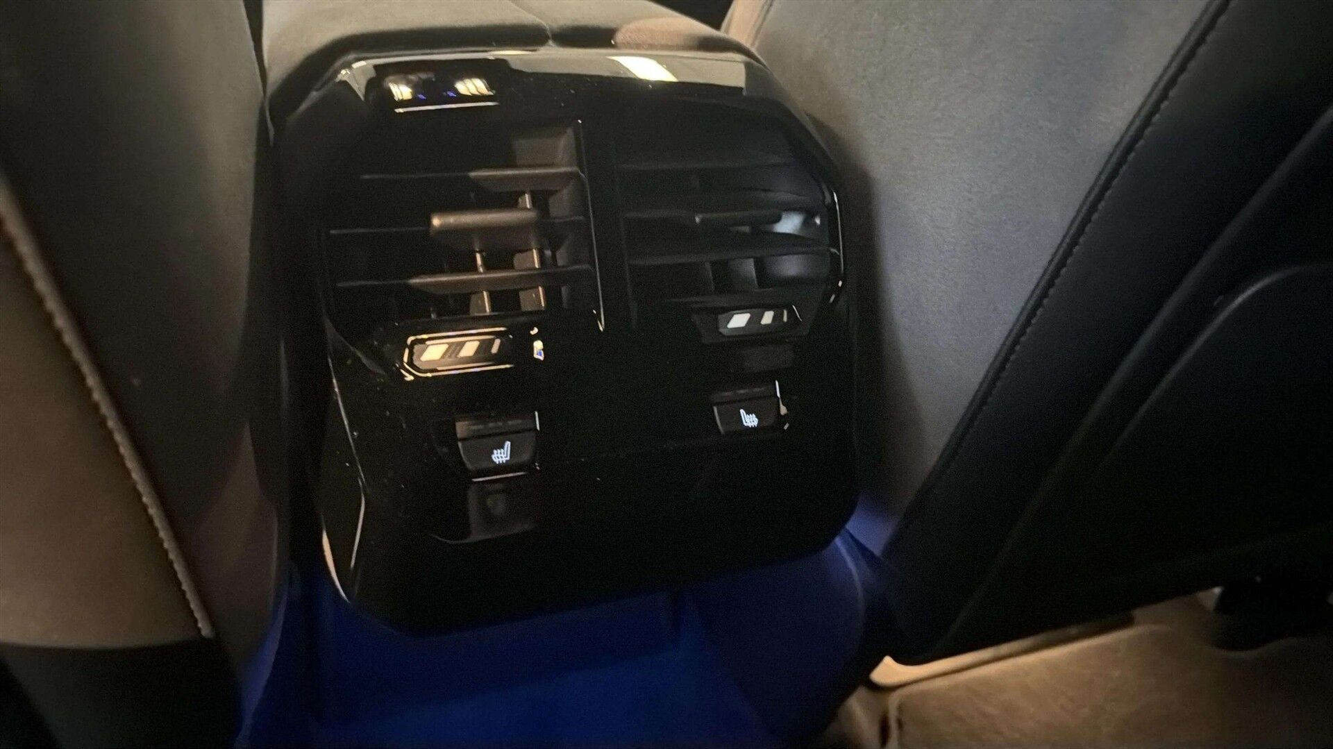 Blå BMW iX fra 2025