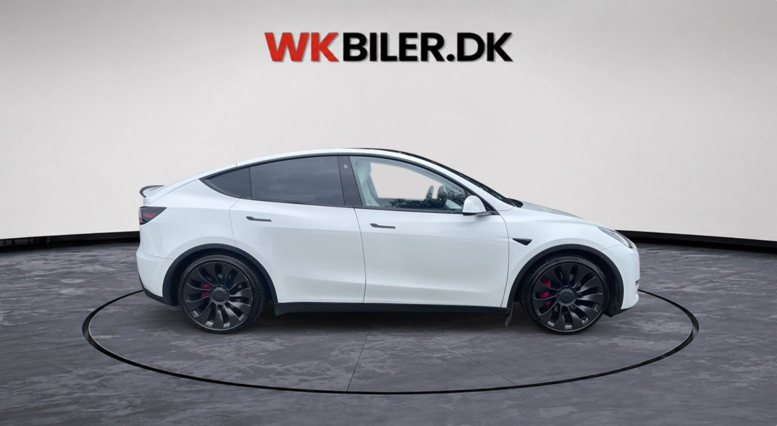 Hvid Tesla Model Y fra 2024