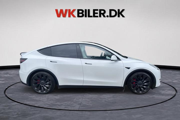 Hvid Tesla Model Y fra 2024