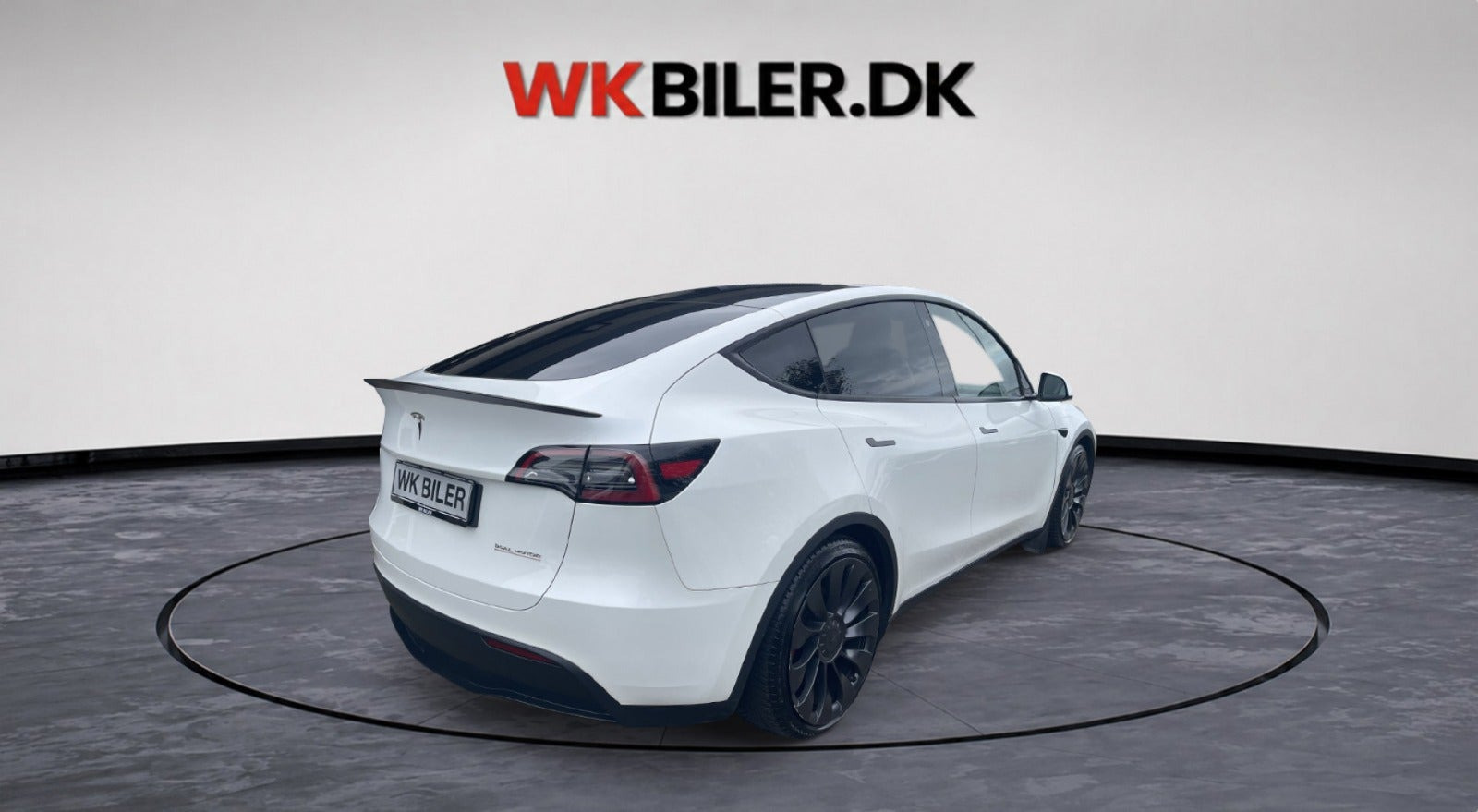 Hvid Tesla Model Y fra 2024
