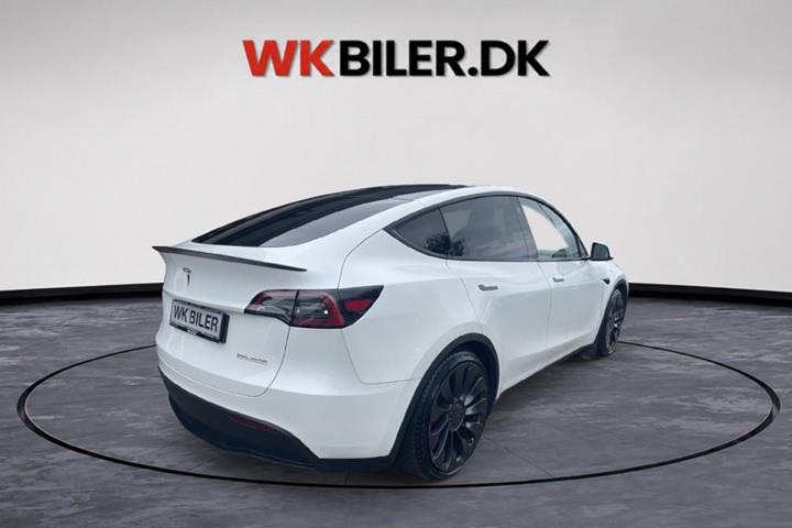 Hvid Tesla Model Y fra 2024