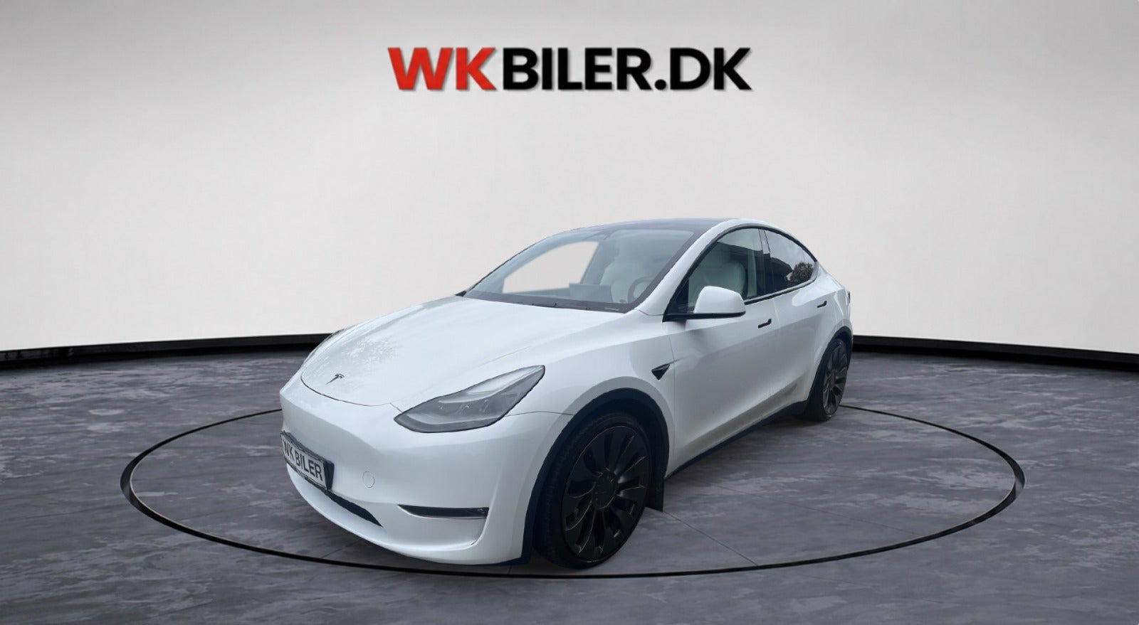 Hvid Tesla Model Y fra 2024