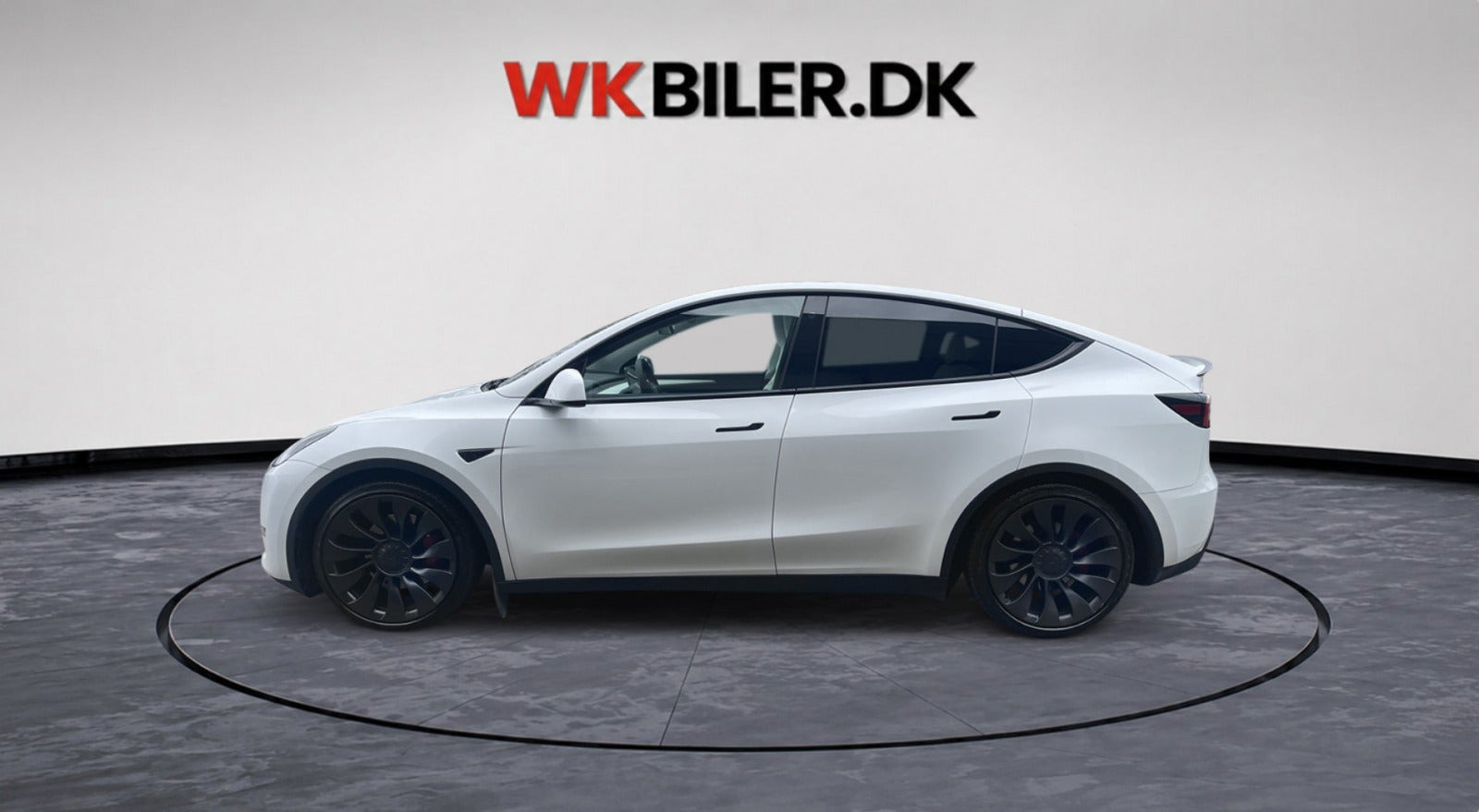 Hvid Tesla Model Y fra 2024