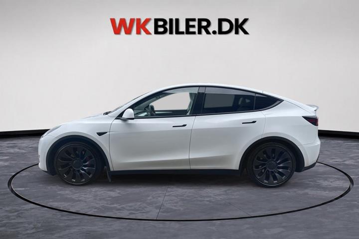 Hvid Tesla Model Y fra 2024