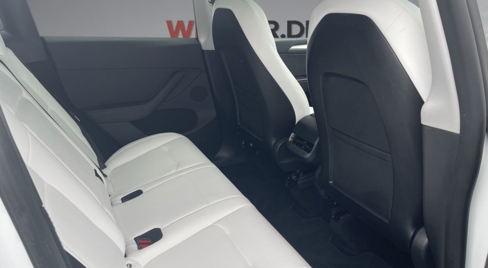 Hvid Tesla Model Y fra 2024