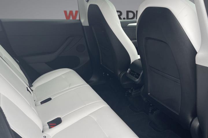 Hvid Tesla Model Y fra 2024