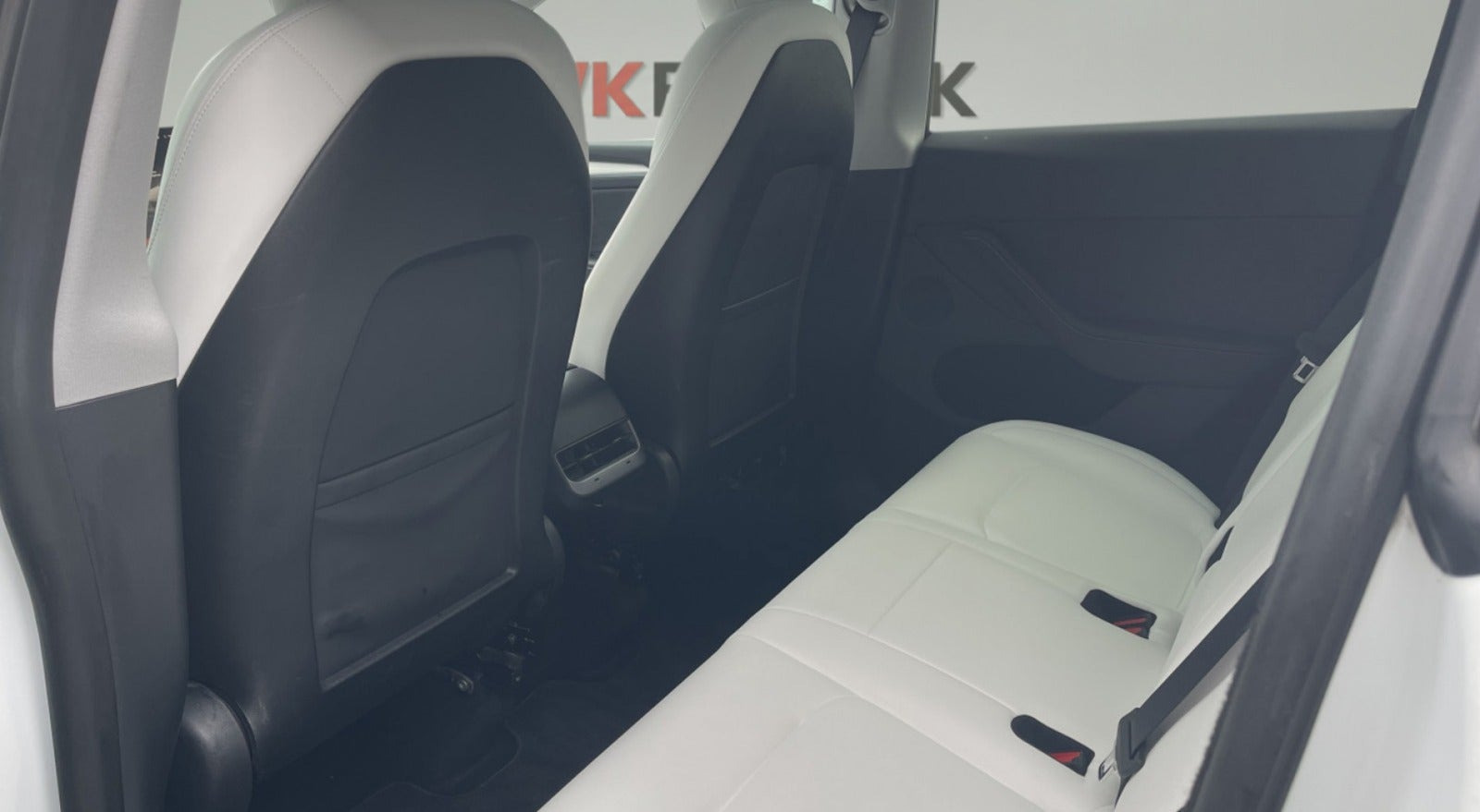 Hvid Tesla Model Y fra 2024