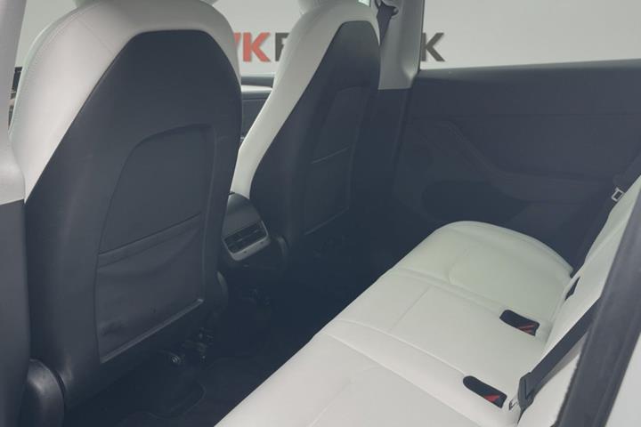 Hvid Tesla Model Y fra 2024