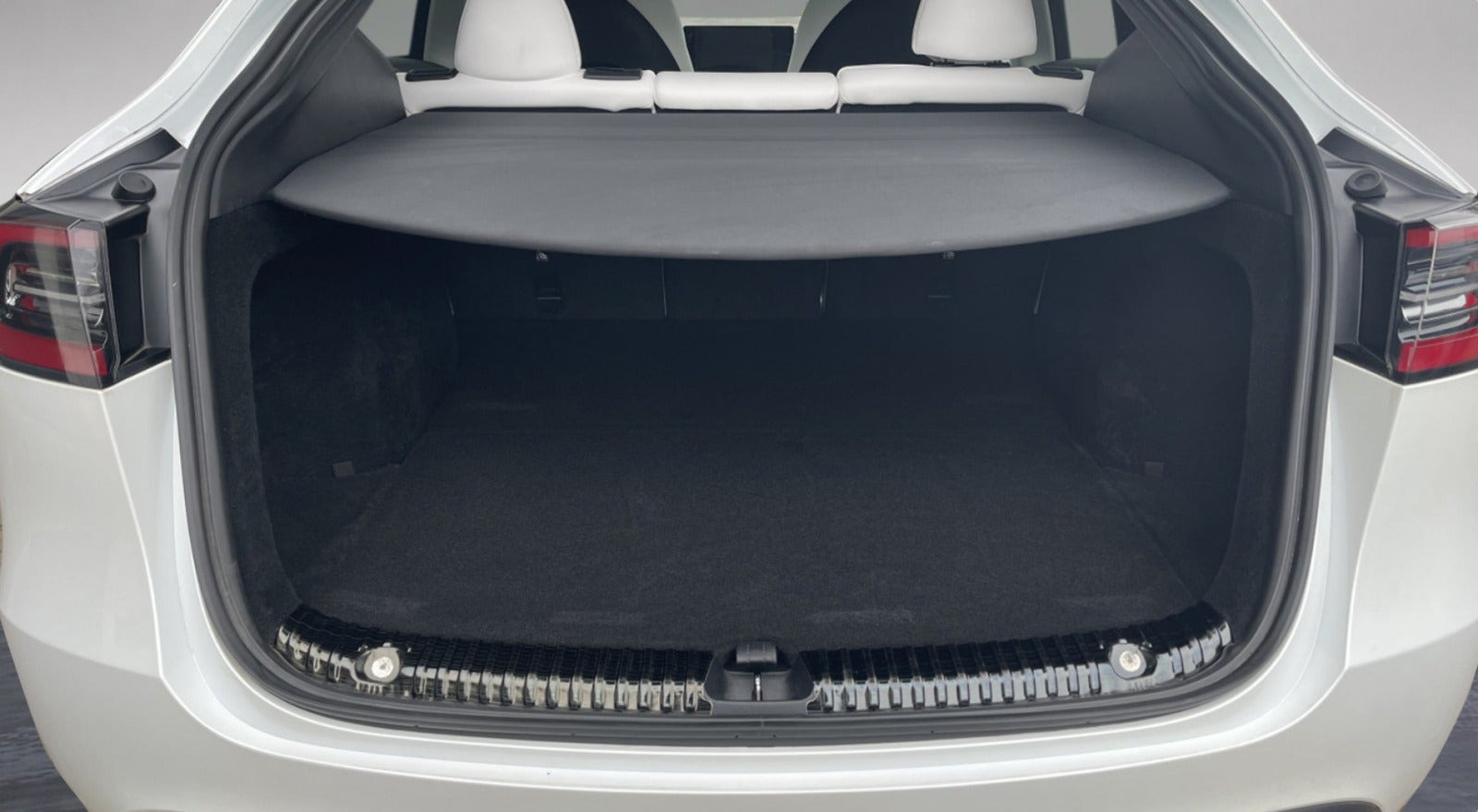 Hvid Tesla Model Y fra 2024