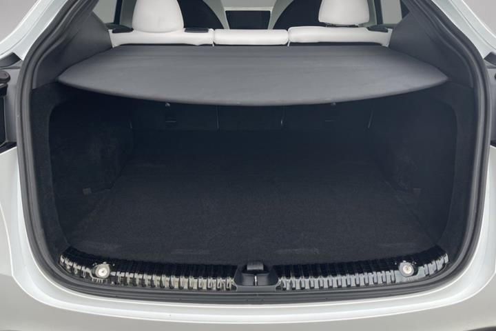 Hvid Tesla Model Y fra 2024