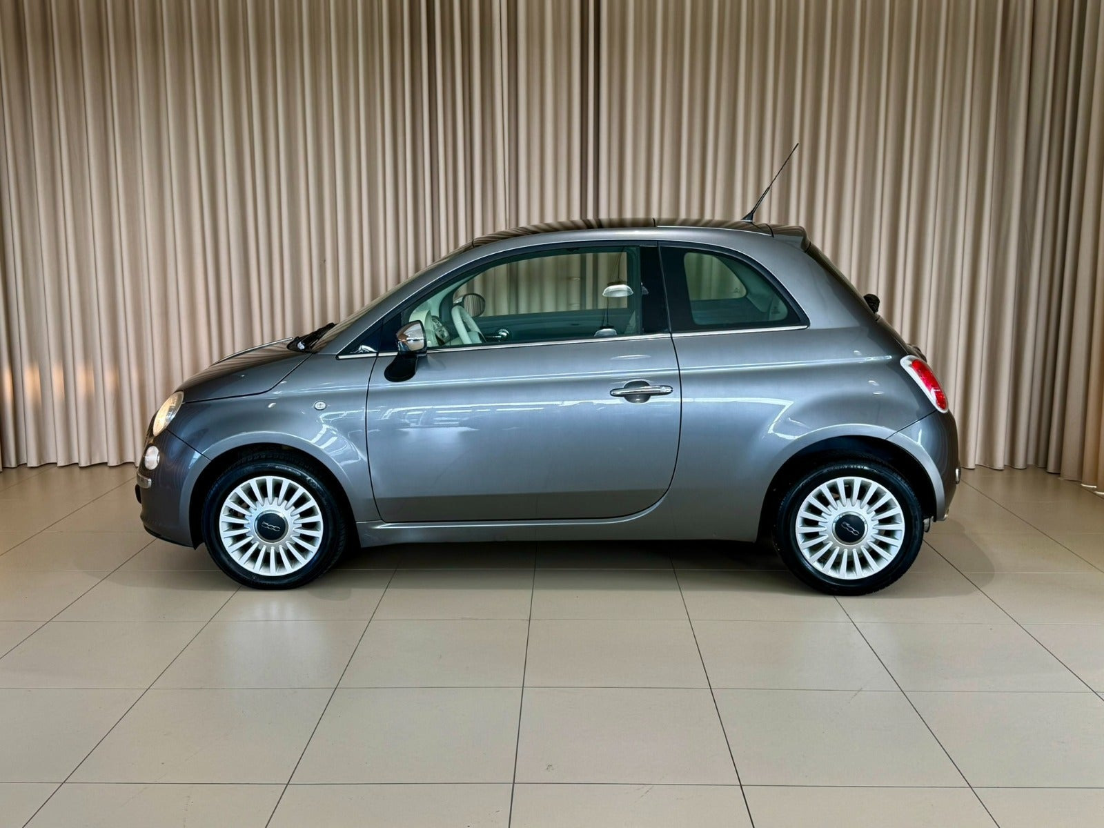 Grå Fiat 500C fra 2011