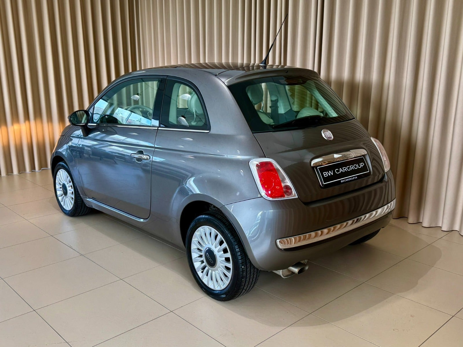 Grå Fiat 500C fra 2011