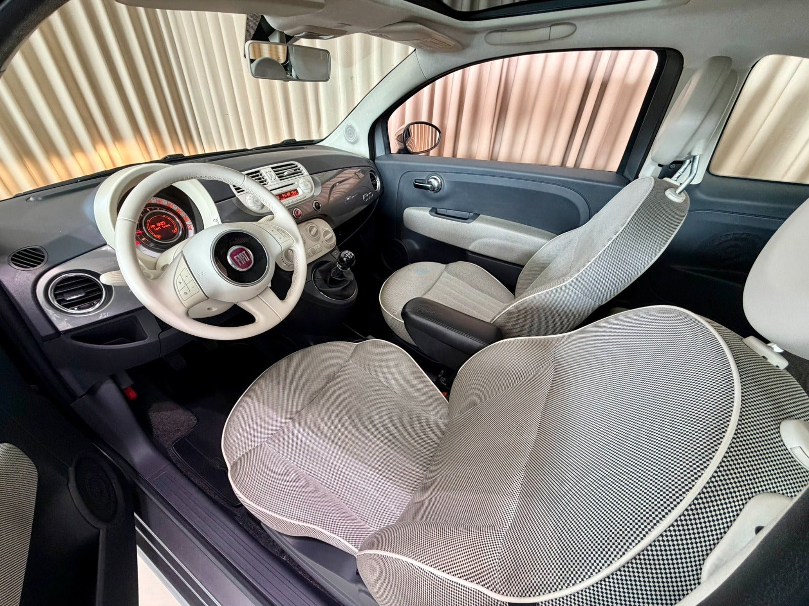 Grå Fiat 500C fra 2011