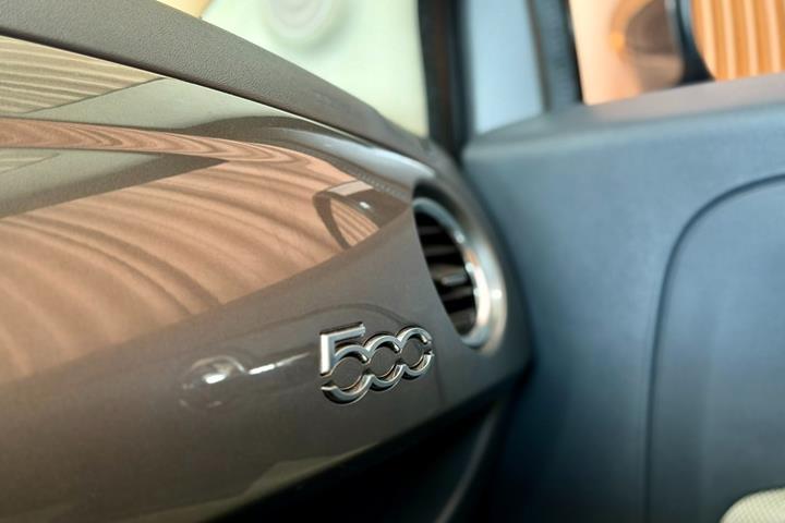 Grå Fiat 500C fra 2011