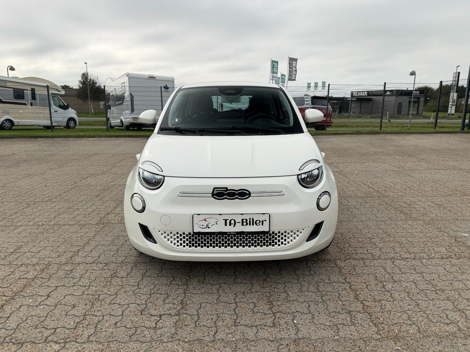 Hvid Fiat 500e fra 2024