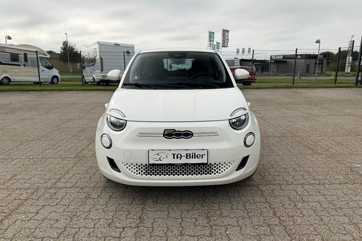 Hvid Fiat 500e fra 2024