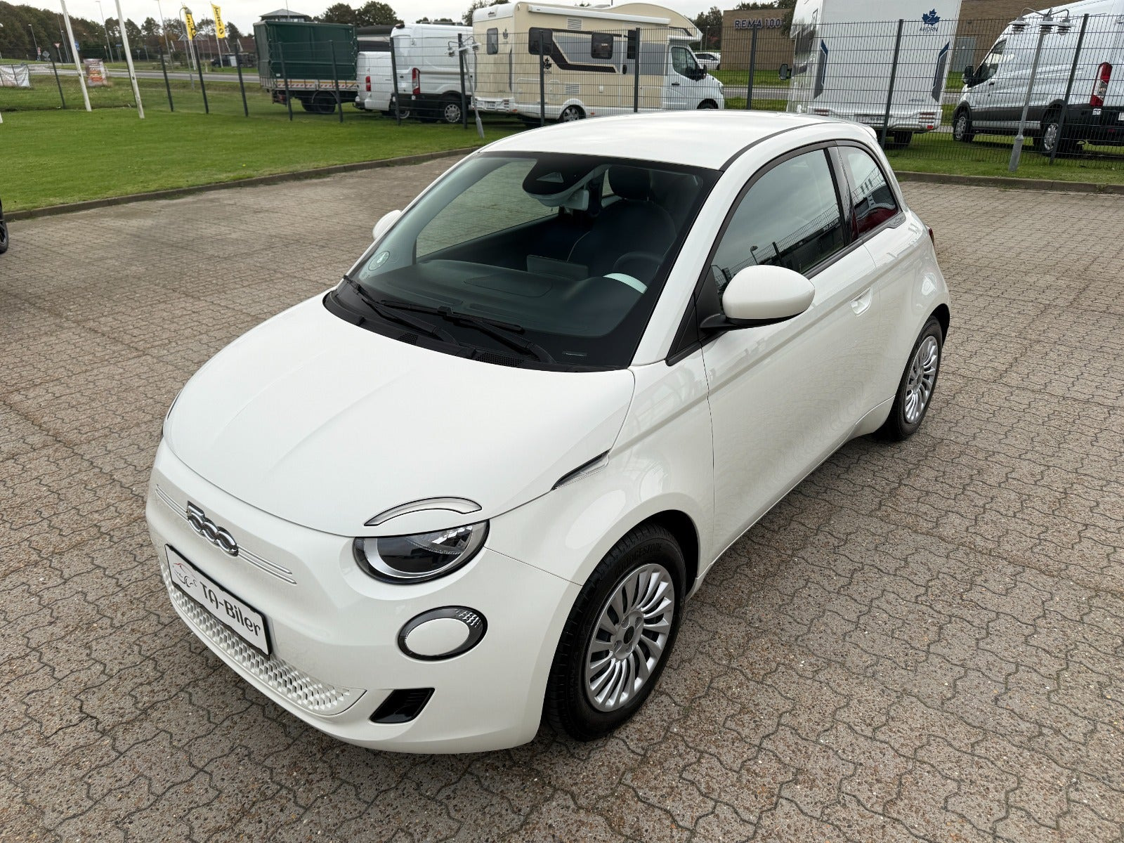 Hvid Fiat 500e fra 2024