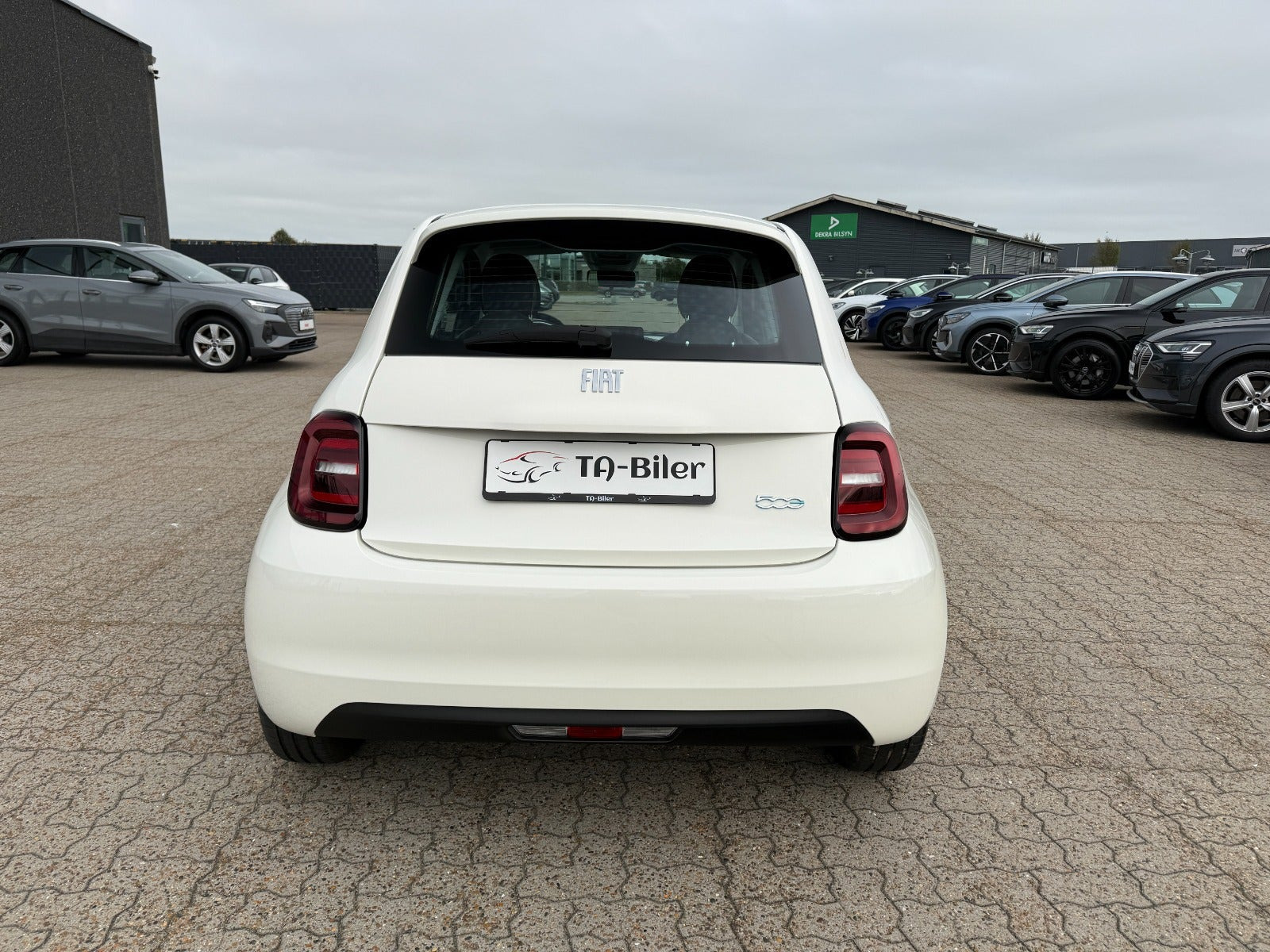 Hvid Fiat 500e fra 2024